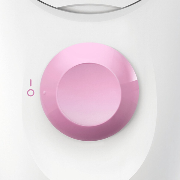 Close-up van vrouw die Braun Silk-épil 1 epilator gebruikt op haar benen voor pijnloze ontharing en een gladde huid thuis.