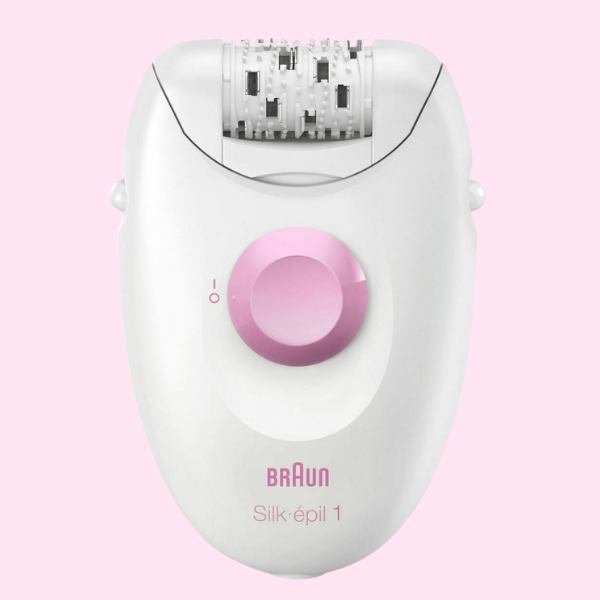 Braun IPL Hair Remover in wit en roze op roze achtergrond, elektrisch ontharingsapparaat voor pijnloze thuisontharing en langdurig gladde huid.
