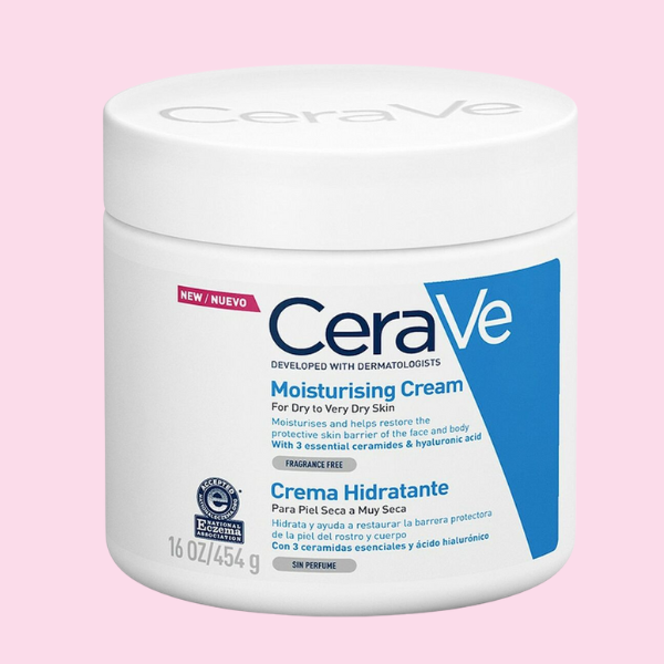 CeraVe Hydraterende Crème 454g witte pot met blauw label op roze achtergrond, intensief hydraterend voor droge en zeer droge huid.