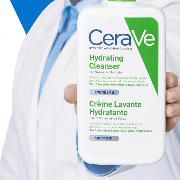 Dermatoloog houdt CeraVe Hydrating Cleanser 1L fles vast, hydraterende gezichtsreiniger voor normale tot droge huid met groene dop en wit label.