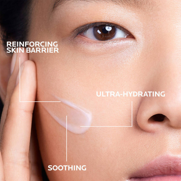 Vrouw brengt La Roche Posay Cicaplast B5 Serum aan op gezicht, met tekst Reinforcing Skin Barrier, Ultra-Hydrating en Soothing.