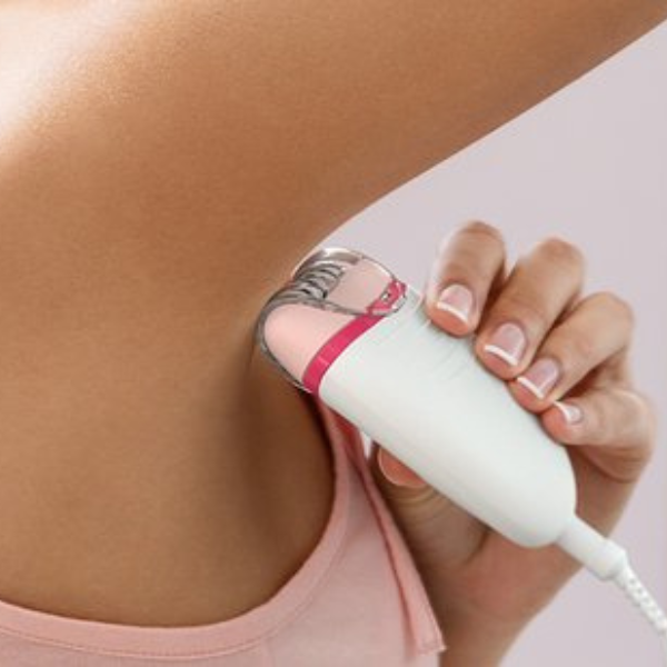 Vrouw gebruikt Philips BRE235/00 epilator onder de oksel om haar te verwijderen, geschikt voor gevoelige zones.