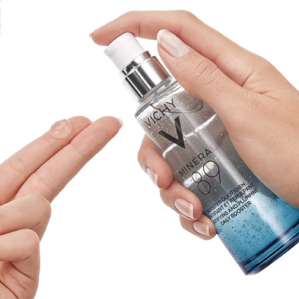 Handen brengen Vichy Mineral 89 Hydraterend Hyaluronzuur Serum 50ml aan, close-up van pompflacon en geltextuur.