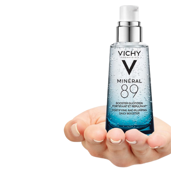 Hand houdt Vichy Mineral 89 Hydraterend Hyaluronzuur Serum 50ml flesje vast tegen witte achtergrond.