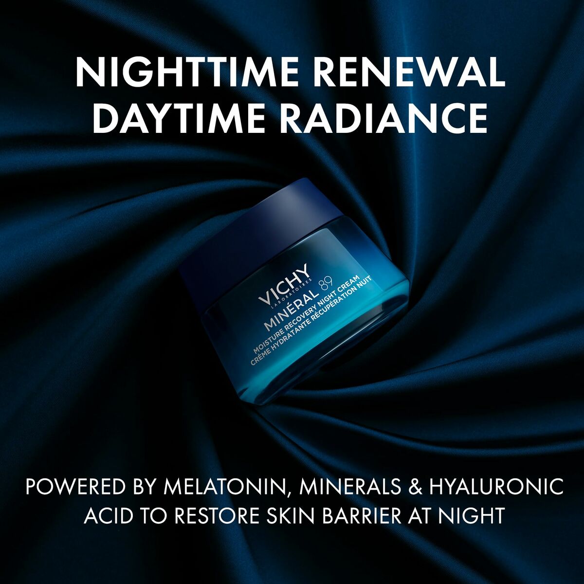 Vichy Minéral 89 Nachtcrème pot op donkere zijde achtergrond met tekst: Nighttime Renewal, Daytime Radiance. Verrijkt met melatonine, mineralen en hyaluronzuur.