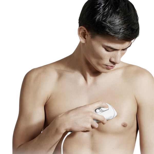 Man gebruikt Braun Silk-expert Pro PL5145 IPL ontharingsapparaat op borst voor veilige en langdurige haarverwijdering