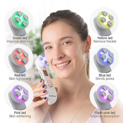 Vrouw gebruikt InnovaGoods gezichtsmassage met overzicht van 6 LED-lichtstanden: rood, groen, blauw, geel, roze en knipperend roze voor diverse huidverbeteringen.