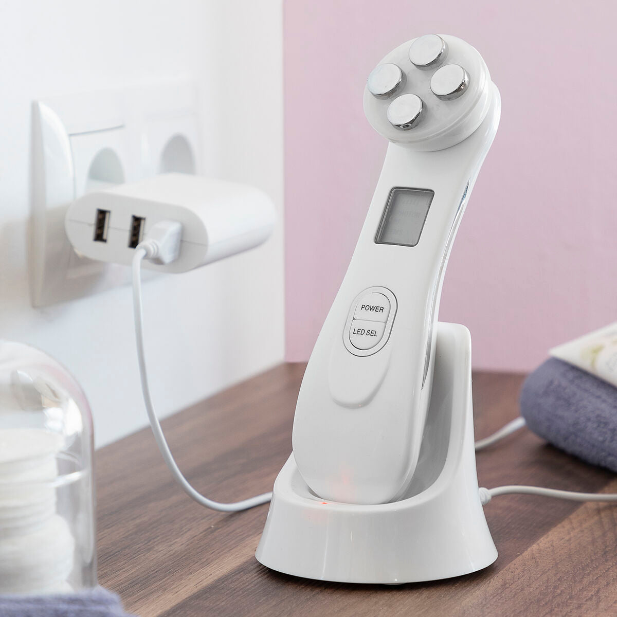 InnovaGoods gezichtsmassage in oplaadstation aangesloten via USB, handig en compact ontwerp voor dagelijks gebruik.