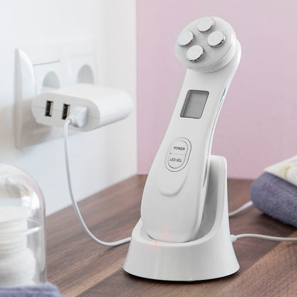 InnovaGoods gezichtsmassage in oplaadstation aangesloten via USB, handig en compact ontwerp voor dagelijks gebruik.