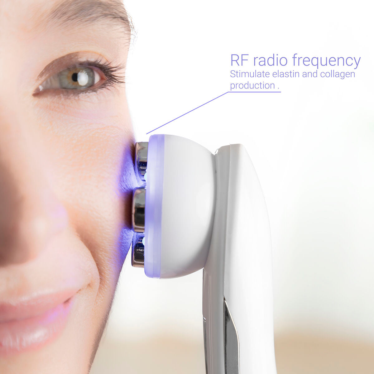Close-up van vrouw die InnovaGoods gezichtsmassage met RF-blauwlicht op de wang gebruikt, stimuleert collageen en elastine voor huidverjonging.
