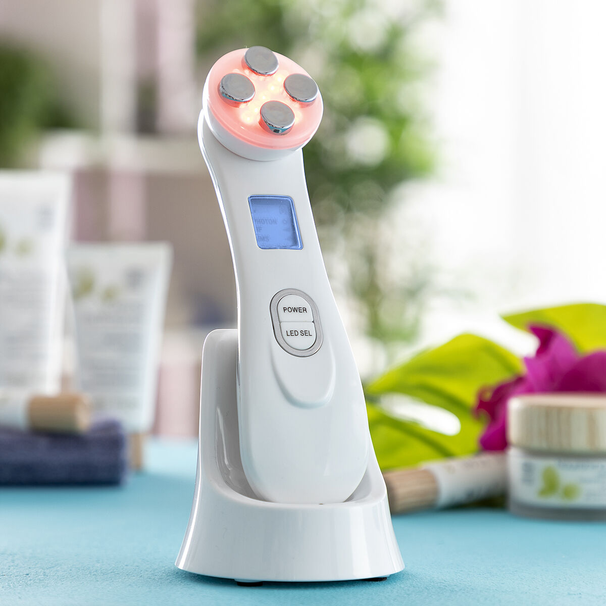 InnovaGoods gezichtsmassage in houder met rood LED-licht, bevordert huidherstel en geeft een gezonde glow door fototherapie.