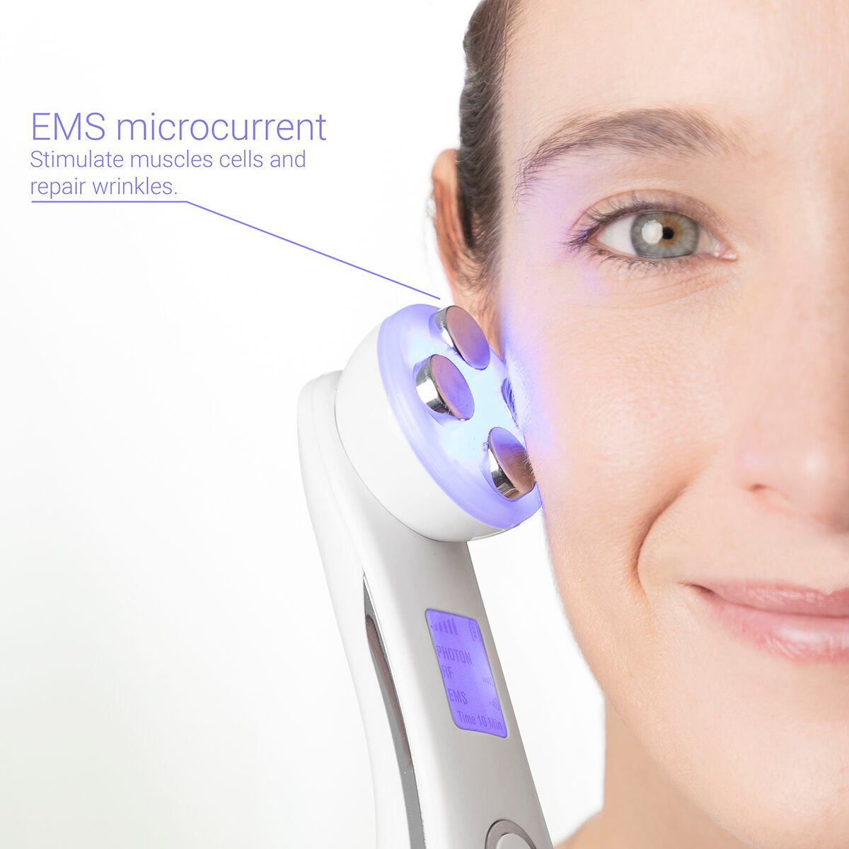 Close-up van vrouw die de InnovaGoods gezichtsmassage met blauw LED-licht bij de slaap gebruikt, stimuleert huid en ondersteunt dagelijkse beautyroutine.