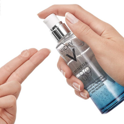 Handen brengen Vichy Mineral 89 Hydraterend Hyaluronzuur Serum 50ml aan, close-up van pompflacon en geltextuur.