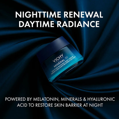 Vichy Minéral 89 Nachtcrème pot op donkere zijde achtergrond met tekst: Nighttime Renewal, Daytime Radiance. Verrijkt met melatonine, mineralen en hyaluronzuur.